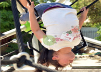 niños disfrutando lugar común